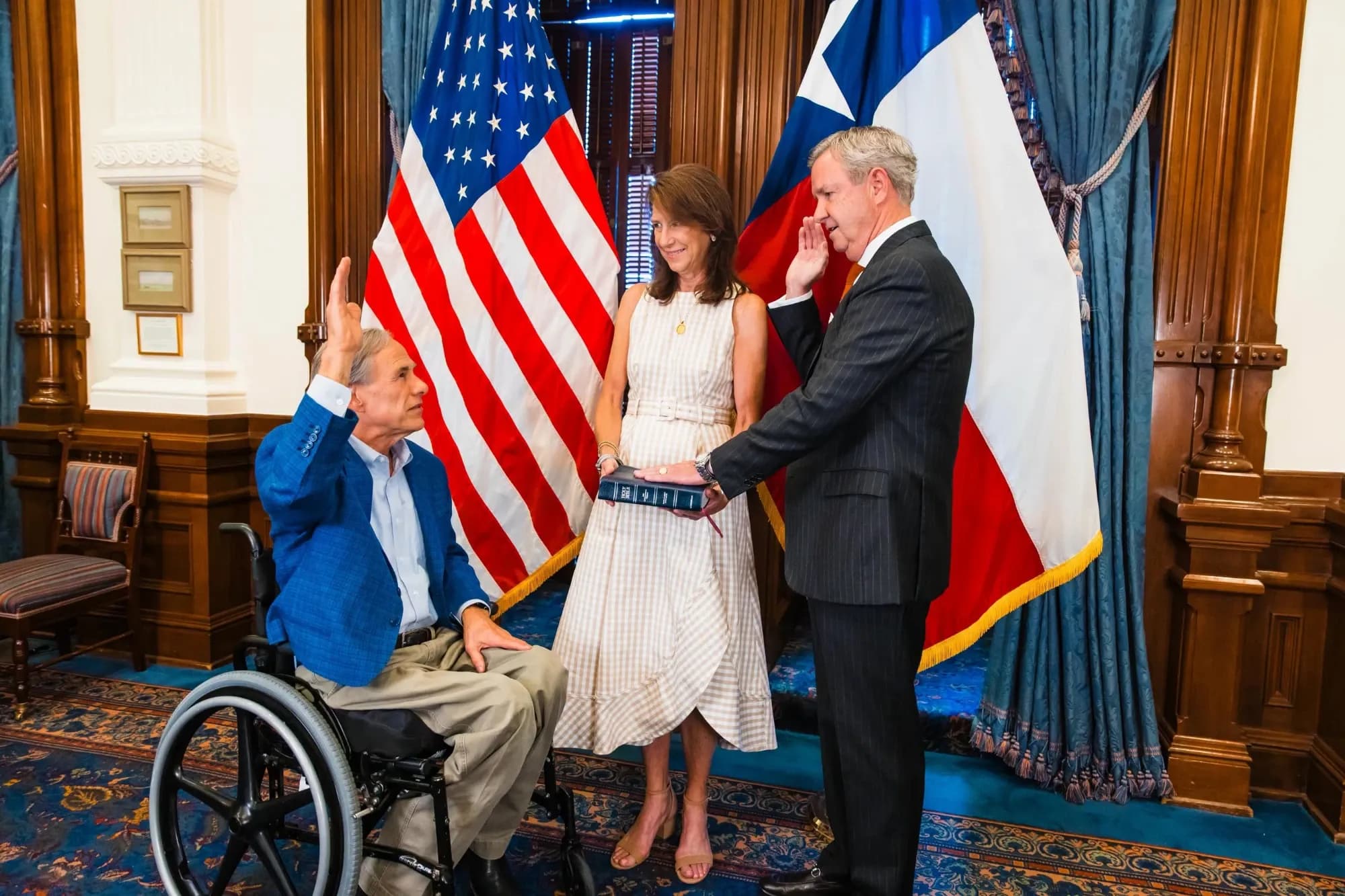Gov. Greg Abbott administers the oath of office to Robert S. Howden as the 116th Texas Secretary of State. Photo courtesy of the Office of the Texas Governor