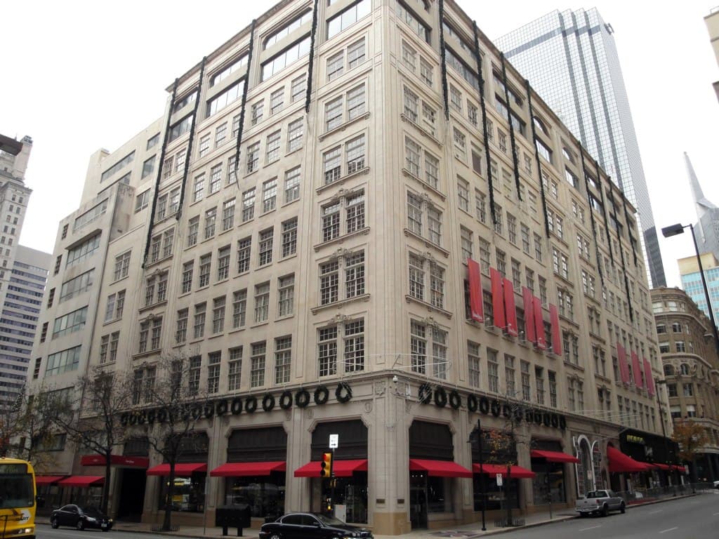 Archival view of the downtown Dallas Neiman Marcus building from Commerce Street, January 2010. Dfwcre8tive / Wikimedia Commons, CC BY 3.0.